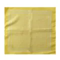 Primer plano de pañuelo cuadrado amarillo con lunares blancos y bordes florales - 55cmx55cm / Amarillo
