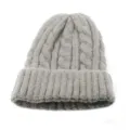 Wärmende graue Beanie mit Zopfmuster und klassischem Rippstrickbündchen für Winter - Einheitsgröße (Dehnbar) / Hellgrau