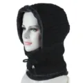 Warme schwarze Winter-Sturmhaube für Damen mit dickem Fleece-Futter und Kapuze. - Schwarz