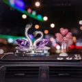 Eleganter Auto-Parfümhalter aus lila Kristallschwan mit funkelndem Nacht-Bokeh-Hintergrund - Plum Blossom Mat With Pink Diamond Heart