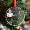 Primer plano de un adorno navideño de acrílico con foto y texto personalizados - Estilo Conmemorativo 1 (Retrato Redondo) / 80mm
