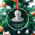 Adorno de Navidad de cristal conmemorativo personalizado con foto y texto grabado - Estilo Conmemorativo 2 (Retrato Redondo) / 80mm