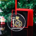 Detail van kristallen kerstornament met gegraveerde tekst IT'S OUR 1st ANNIVERSARY 2024 - 1e Jubileum (Stijl 1) / 80mm (Zonder Geschenkdoos)