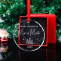 Detailopname van gegraveerd kristallen kerstornament met Mr & Mrs 2024 en rood lintje - First Christmas Together (Style 3) / 80mm (Zonder Geschenkdoos)
