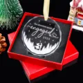 Detailweergave van de gegraveerde kerstversiering 'Engaged 2026' in een rode geschenkdoos - Stijl 9-Avontuur Wacht 2026