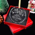 Gegraveerde acryl kersthanger met Mr & Mrs 2026 tekst in een rode geschenkdoos. - Stijl 10-Mr & Mrs 2026