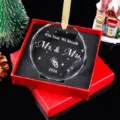 Detail van gegraveerd kristallen kerstornament Mr. & Mrs. 2026 in rode geschenkdoos - Stijl 11-Verlovingsring 2026