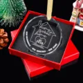 Detailopname van Home Sweet Home kerstornament van acryl in een rode geschenkverpakking - Stijl 12-Home Sweet Home Geëtst
