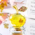 Primer plano de una figura de manzana en cristal amarillo con hoja dorada de gala - Manzana 30# / Amarillo
