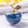 Vue détaillée d'une pomme en cristal de luxe ornée de strass bleus et de feuilles - Boîte cadeau / Bleu