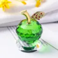 Vista detallada de manzana de cristal verde con vidrio facetado y hoja dorada - Manzana 30# / Verde