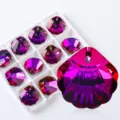 Detailweergave van aurora AB paarse kristallen schelphangers voor DIY sieraden maken - Set van 12 / Paars