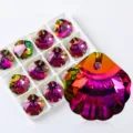 Detailopname van Aurora AB schelpkristallen hanger met levendige gekleurde facetten - Set van 12 / Bordeauxrood