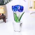 Primer plano de tulipán de cristal azul con base facetada transparente para hogar - Tulipán Azul