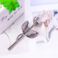 Makro-Detail einer dekorativen silbernen Metallrose mit einer klaren facettierten Kristallblüte. - Weiße Blume mit Silberstiel (Nur Blume)
