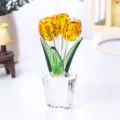 Vista macro de pétalos de tulipán de cristal amarillo con reflejos tallados - Tulipán Amarillo