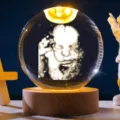Gedetailleerd macrobeeld van kristallen bol nachtlampje met 3D baby echografie gravure - Stijl 5