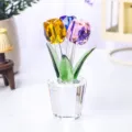 Detalle del adorno de tulipán de cristal facetado con flores amarillas, rosas y azules - Tulipán Tricolor