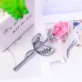 Nahaufnahme einer eleganten rosa Kristallrose mit poliertem silberfarbenem Metallstiel - Silberner Stab / Kartonverpackung / Rosa