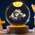 Detailweergave van de 3D lasergegraveerde foetale echo in de gloeiende kristallen bol - Stijl 6