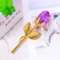 Makrodetail einer eleganten lila Kristallrose mit goldenen Metallblättern und Stiel - Goldener Stiel lila Blume (nur Blume)