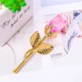 Detailansicht einer rosa Kristallrose mit vergoldetem Metallstiel und Blättern - Goldener Stab / Kartonverpackung / Rosa