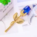 Eleganter Kristallrosen-Zierrat mit blauem Blütenkopf und goldenem Metallstiel-Detail - Goldener Stiel blaue Blume (nur Blume)