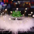 Luxuriöse grüne Kristall-Lotus-Blume fürs Auto mit weißen Federn und Perlen-Deko - Rein grüner Lotus mit Perlen- und Federkissen