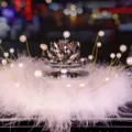 Eleganter Kristall-Lotus-Auto-Schmuck mit weißen Federn und Perlen für luxuriöses Interieur - Premiumgrauer Lotus mit Perlen- und Federkissen