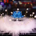 Luxuriöse blaue Kristall-Lotus-Auto-Deko mit weißen Federn und künstlichen Perlen - Blauer Lotus mit Perlen- und Federkissen