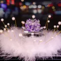 Luxuriöses Auto-Ornament aus lila Kristalllotus mit weißen Federn und künstlichen Perlen - Lila Lotusblume + Perlen-Feder-Matte