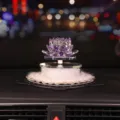 Luxuriöse violette Kristall-Lotos-Auto-Ornament-Dekoration mit Pelz- und Strass-Basis - Feder-Antirutschmatte + lila Lotusblume