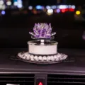 Eleganter lila Kristall Lotus Autoanhänger mit luxuriöser Perlen und Diamant Basis - Perlen-Antirutschmatte + lila Lotusblume