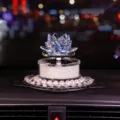 Exquisites blaues Kristall-Lotus-Auto-Ornament mit Perlenakzenten und Diamant-Basis - Perlen-Antirutschmatte + blaue Lotusblume