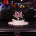 Luxuriöses rosa Kristall Lotusblume Auto Armaturenbrett Ornament mit glitzerndem Sockel - Feder-Antirutschmatte + rosa Lotusblume