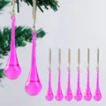 Adornos navideños de gota de cristal rosa vibrante colgados de una rama de pino festiva. - 1 Pieza / Rosa rojo