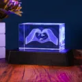 Vista detallada bloque cristal grabado láser 3D manos corazón I Love You luz azul LED - Corazón de Cristal Manos (Con Base LED)