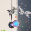 Detailansicht eines Regenbogen-Kristall-Sonnenfängers mit Metallschmetterling und Prisma-Kugel - Schmetterling-AB Farbe 45mm Sonnenblume