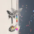 Detailansicht Kristall Sonnenfänger mit Metall Schmetterling und bunten Regenbogenperlen (89 chars) - Schmetterling-AB Farbe 30mm Kristallkugel
