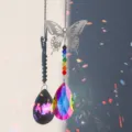 Nahaufnahme eines Regenbogen-Kristall-Sonnenfängers mit silbernem Metallschmetterling - Schmetterling-AB Farbe 50mm Netz