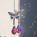Detaillierte Makroansicht des Kristall-Sonnenfängers mit Metallschmetterling - Schmetterling-AB Farbe 50mm Konkave Fächer