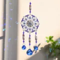 Detail eines blauen Teufelsauge-Kristall-Sonnenfängers mit schickem Blumendesign - Große Blume / 32cm