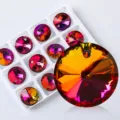 Primo piano di pendenti in cristallo Aurora Borealis sfaccettati per gioielli - Aurora Arancione (Perla di Cristallo 13) / 16mm (12 Pezzi/Confezione)