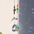 Detailansicht eines Regenbogen-Kristall-Sonnenfängers mit Metallschmetterling und Lichtflecken - Libelle-AB Farbe Netz