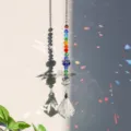 Detail eines Kristall-Sonnenfängers mit Regenbogenperlen und Metallschmetterling - Schmetterling-Transparent Ahornblatt