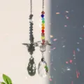 Detailansicht des Kristall-Sonnenfängers mit Regenbogen-Prisma-Lichteffekten an der Wand - Schmetterling-Transparent Gitter