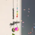 Acchiappasole in cristallo con libellula in metallo e pendente foglia d'acero arcobaleno - Libellula-Colore AB Fiore
