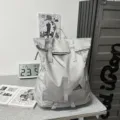Grauer Kurierrucksack mit großem Fassungsvermögen und Schnallen - Einheitsgröße / Grau