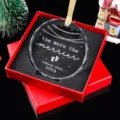 Kristalhelder kerstornament "the more the merrier" in een rode geschenkverpakking. - Stijl 14-Binnenkort 2026