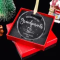Detailopname van gegraveerd kerstornament voor grootouders in rode geschenkdoos - Stijl 15-Grootouders 2026
